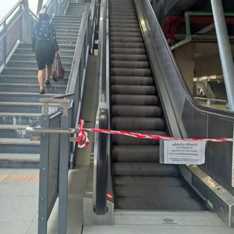 escalator handrails derail(1)