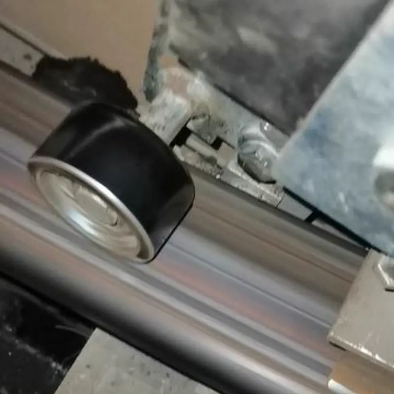 escalator handrails derail(2)