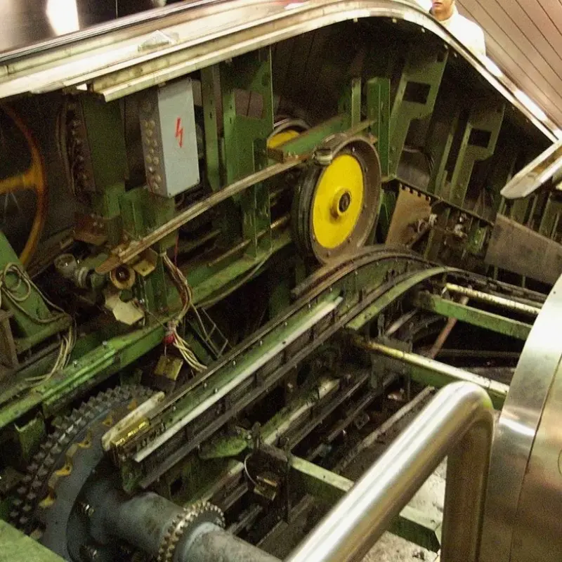 escalator handrails derail(4)